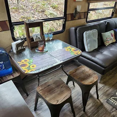 Rv Adventure Roscoe Pet Friendly Hotel Exterior photo